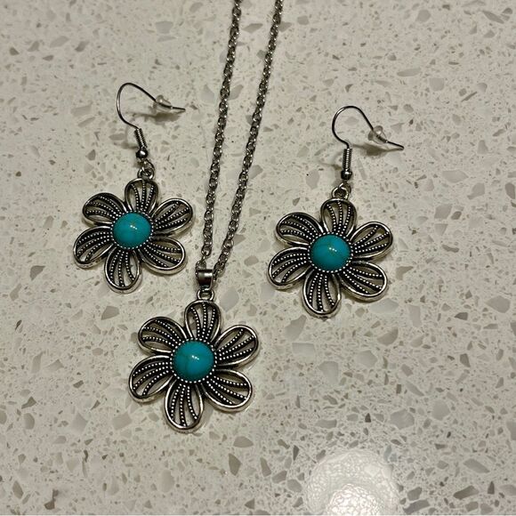 Faux Turquoise Floral Earrings & Necklace Set in vintage bohemian style - Picture 5 of 13